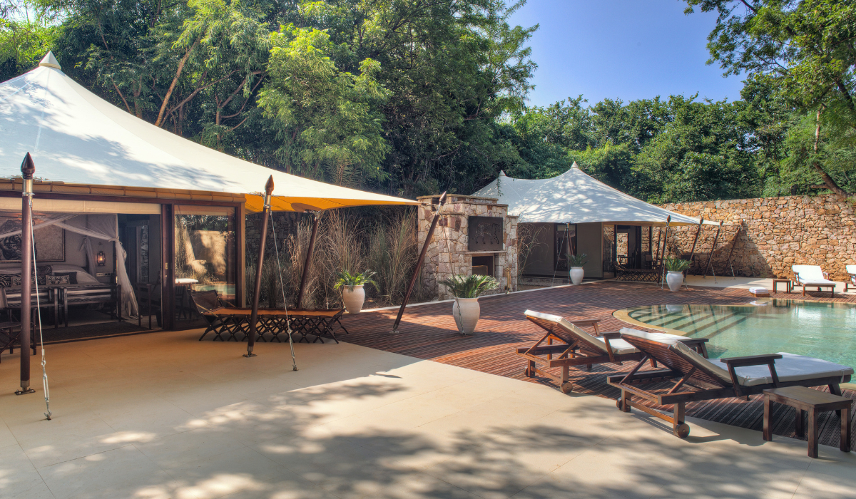pool and tent at dining at SUJÃN Sher Bagh