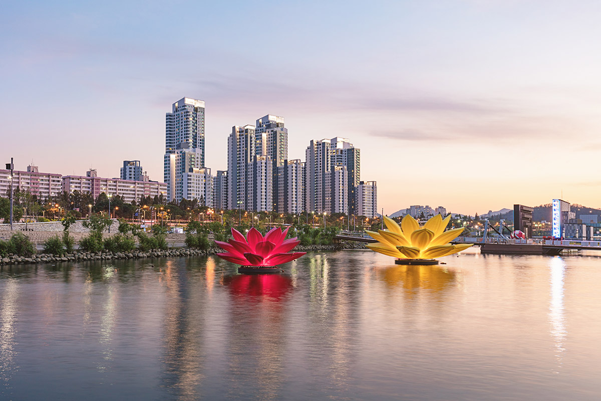Han River runs through central Seoul