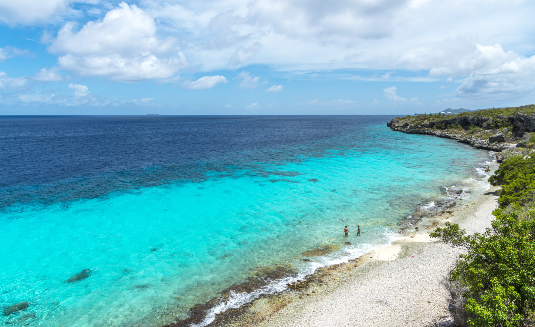 Dream Beach, couple ready to snorkel in Bonaire