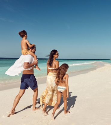 Joali The Maldives, Family on the beach